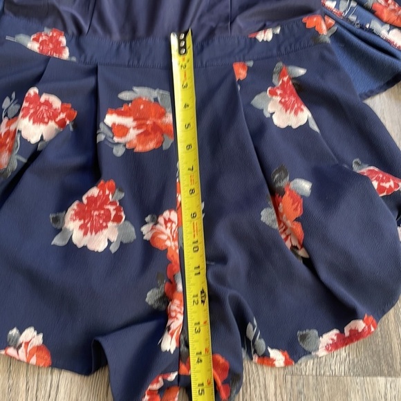 Listicle Women’s Navy Floral Shorts Jumpsuit Romper, Keyhole tie back, size LG - Picture 12 of 14